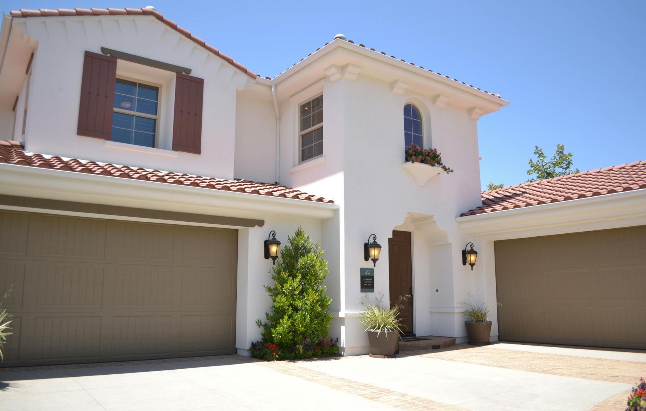  white califonria stucco home